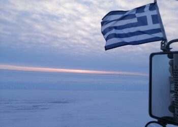 Συγκίνηση: H Ελληνική σημαία κυματίζει στο φορτηγό του Τάσου Λάππα στις αφιλόξενες διαδρομές του Ice Road