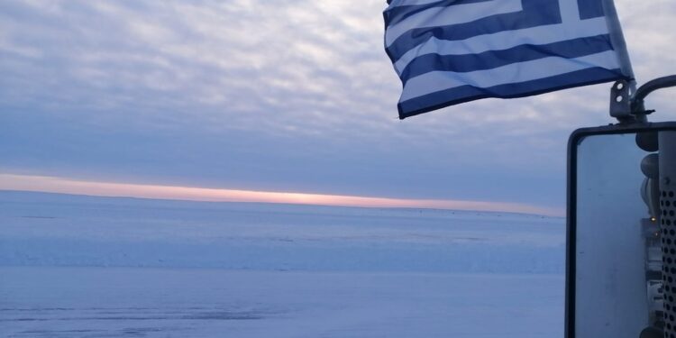 Συγκίνηση: H Ελληνική σημαία κυματίζει στο φορτηγό του Τάσου Λάππα στις αφιλόξενες διαδρομές του Ice Road