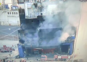 Ακόμη καίγονται τα φορτηγά μέσα στο πλοίο της GRIMALDI