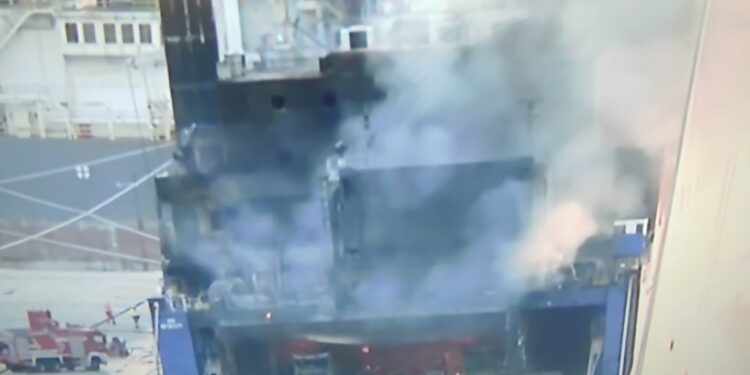 Ακόμη καίγονται τα φορτηγά μέσα στο πλοίο της GRIMALDI