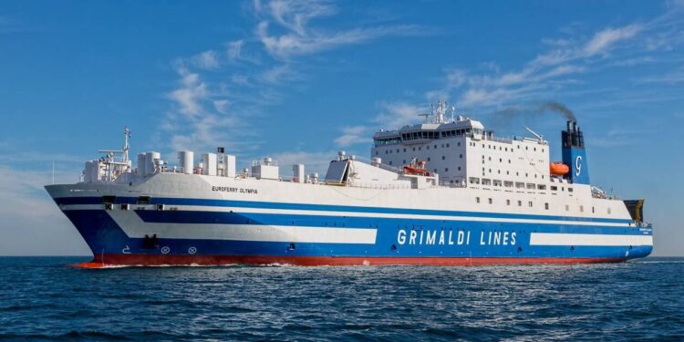 Φωτιά σε πλοίο προς Ιταλία: Aνήκει στην ναυτιλιακή εταιρία Grimaldi Lines