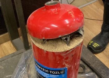 Είχαν κρύψει 9 κιλά ηρωίνη μέσα σε πυροσβεστήρες αυτοκινήτου (+video)