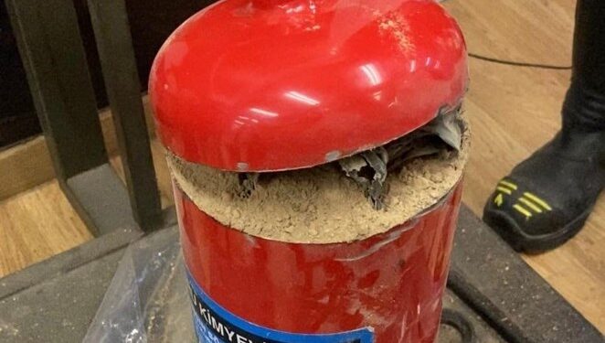 Είχαν κρύψει 9 κιλά ηρωίνη μέσα σε πυροσβεστήρες αυτοκινήτου (+video)