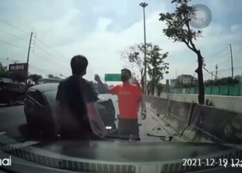 Τρομακτικό! Οδηγός φορτηγού κάνει …σμπαράλια IX, γλίτωσαν από θαύμα (video)