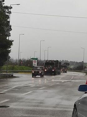 Αποκλειστικό: Στρατιωτικές νταλίκες μεταφέρουν τανκ σε παράδρομο στο Σχηματάρι (+video)