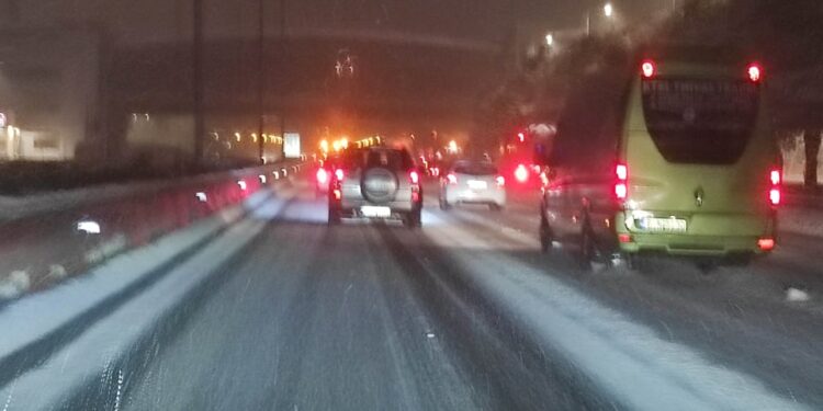 Πριν λίγο στη Μαλακάσα: Έντονη χιονόπτωση, αλλά τα φορτηγά θα μπορούσαν να κινηθούν (+video)