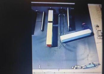 Παρκάρει 18μετρη νταλίκα με χειρουργική ακρίβεια λες και οδηγεί smart! (+video)