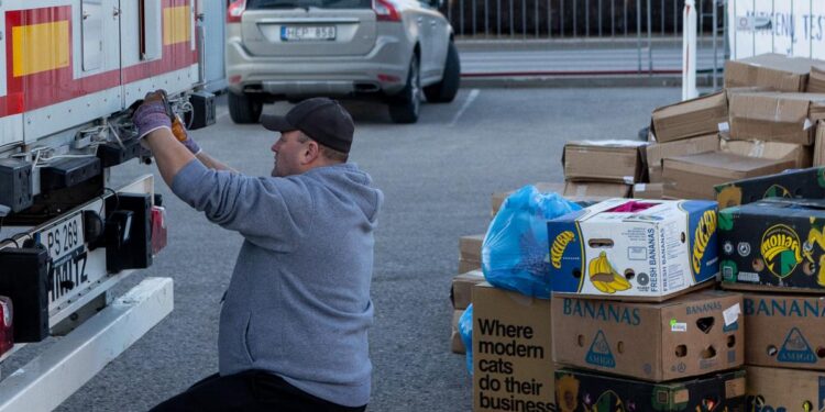 Κύματα αλληλεγύης προς τους επαγγελματίες – μεταφορείς στην Ουκρανία