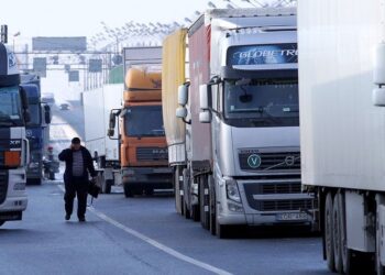 Εγκλωβισμένοι οδηγοί φορτηγών: Να βρεθεί άμεσα λύση!