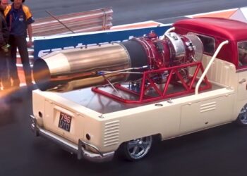 Ότι πρέπει για κούριερ ταχυπαραδόσεων: Με 5.000 ίππους και τελική 483χλμ/ώρα! (+video)