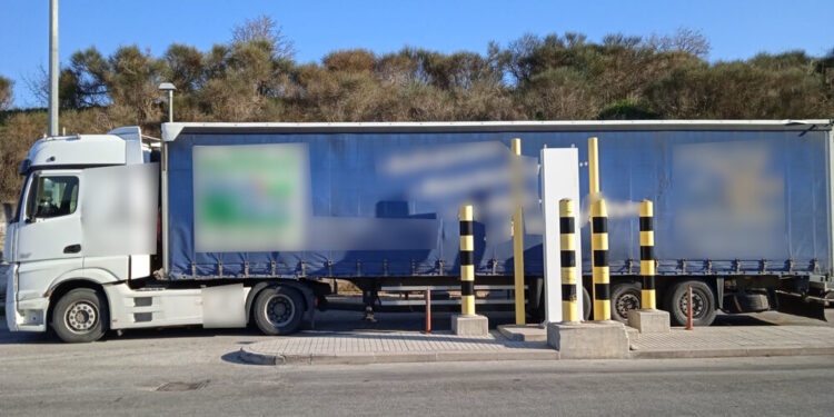Νταλίκα με 12 λαθρομετανάστες, κατασχέθηκε το φορτηγό