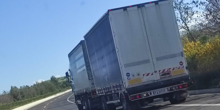 Τα φορτηγά συντηρούν τους…άδειους αυτοκινητοδρόμους;