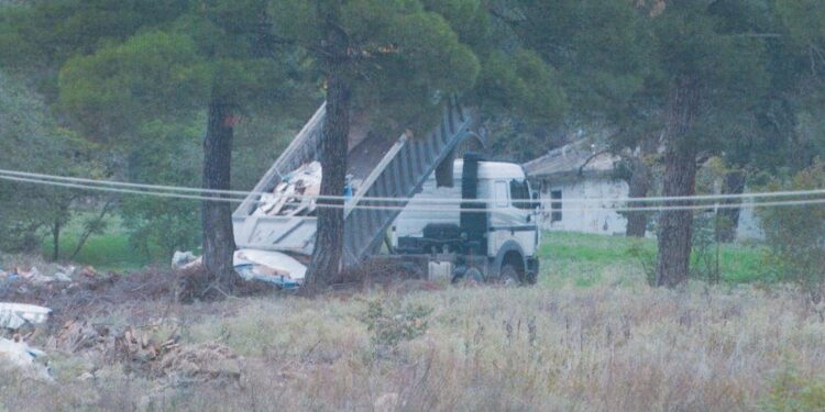 Συνελήφθη ιδιοκτήτης χωματουργικών για παράνομη απόρριψη μπάζων στη Θέρμη Θεσσαλονίκης
