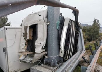 Αμορφη μάζα και ένας νεκρός οδηγός νταλίκας έξω από την Λάρισα