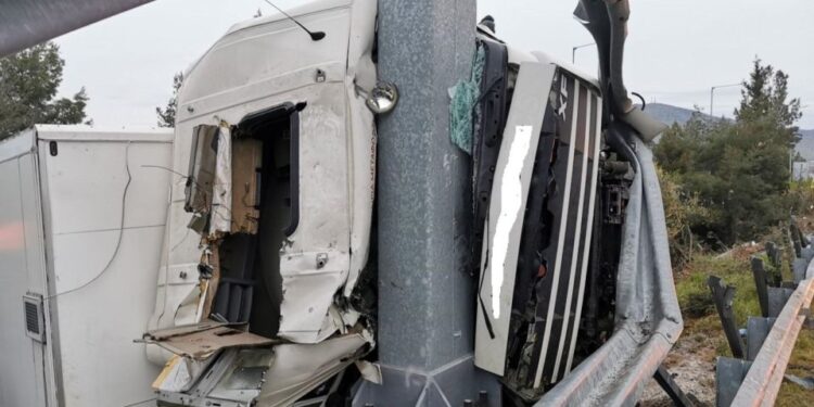 Αμορφη μάζα και ένας νεκρός οδηγός νταλίκας έξω από την Λάρισα