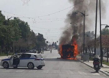 Θεσσαλονίκη: Λεωφορείο με επιβάτες τυλίχθηκε στις φλόγες