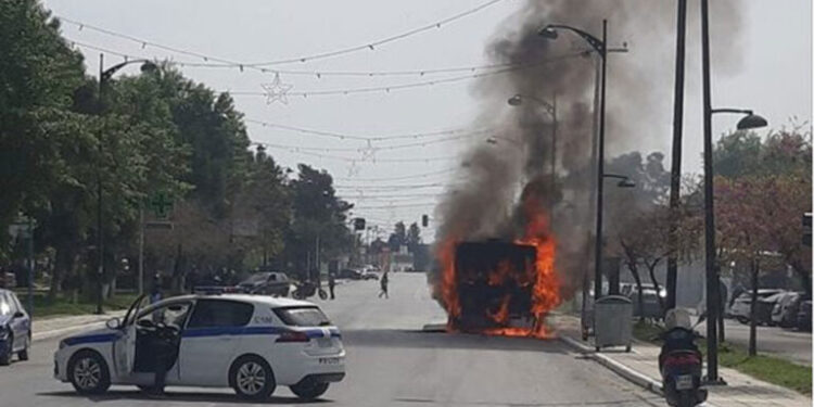 Θεσσαλονίκη: Λεωφορείο με επιβάτες τυλίχθηκε στις φλόγες
