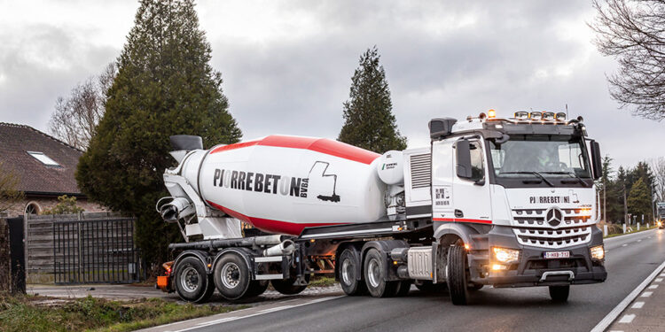 “Εκτοξεύοντας” το σκυρόδεμα με το θηριώδες Arocs!