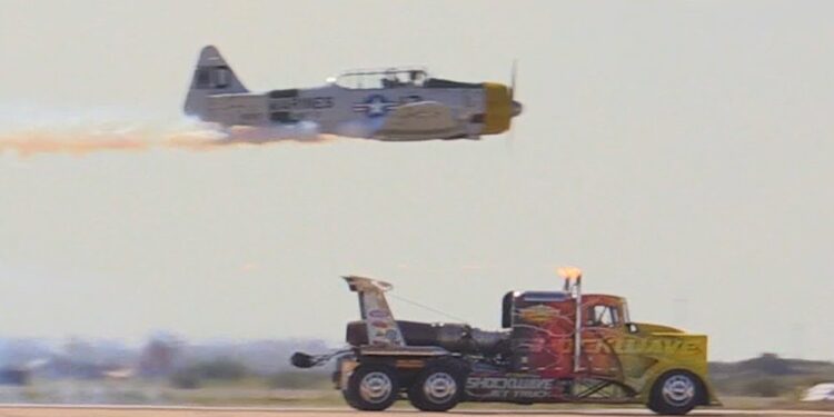 Απίστευτο: Φορτηγό προσπερνά αεροπλάνο με 555χλμ/ώρα (+video)