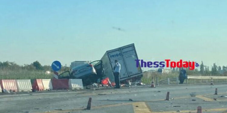 Σοκάρουν οι εικόνες από το τροχαίο με την νταλίκα και το ΙΧ στην Εθνική Οδό Θεσσαλονίκη – Βέροια