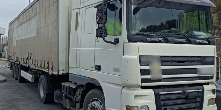 Διακινούσε με το φορτηγό του παράνομους αλλοδαπούς. Πως τον έπιασαν με το μηχάνημα ανίχνευσης παλμών