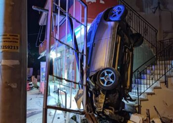 Τρομακτικό τροχαίο στην Αρτέμιδα, έπεσε σε κατάστημα και το αυτοκίνητο έκανε σούζα