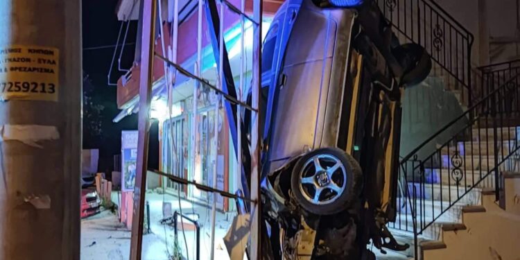 Τρομακτικό τροχαίο στην Αρτέμιδα, έπεσε σε κατάστημα και το αυτοκίνητο έκανε σούζα
