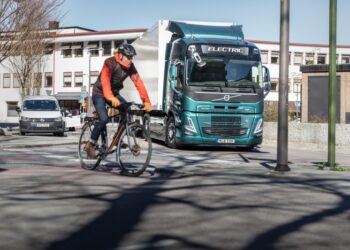 Σωτήριο σύστημα που βλέπει τα τυφλά σημεία στα φορτηγά της Volvo
