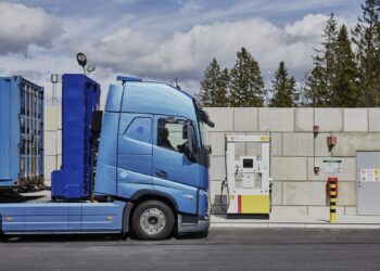 Η Volvo κάνει τα πρώτα δρομολόγια με φορτηγά που καίνε υδρογόνο