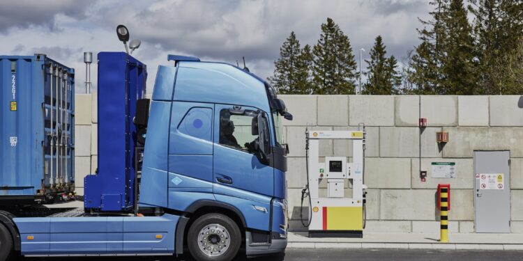 Η Volvo κάνει τα πρώτα δρομολόγια με φορτηγά που καίνε υδρογόνο