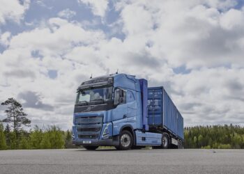 Η Volvo κάνει τα πρώτα δρομολόγια με φορτηγά που καίνε υδρογόνο