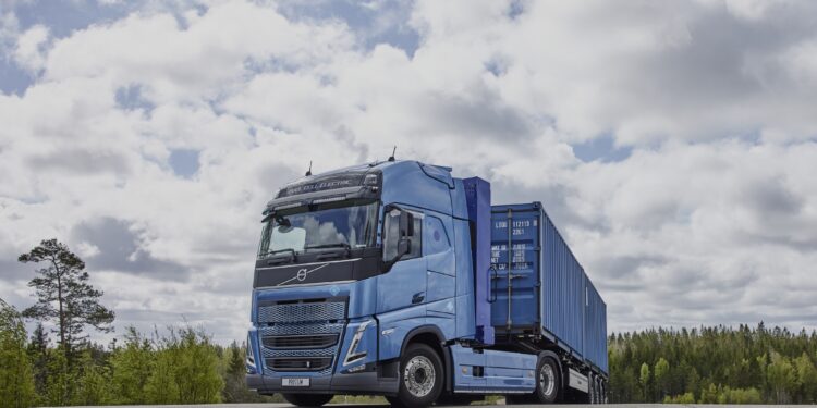 Η Volvo κάνει τα πρώτα δρομολόγια με φορτηγά που καίνε υδρογόνο