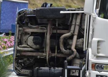 Γέμισε με μπύρες ο δρόμος μετά την ανατροπή νταλίκας