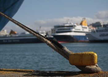 Σαντορίνη: Θανάσιμος τραυματισμός οδηγός φορτηγού μέσα στο πλοίο Διονύσιος Σολωμός