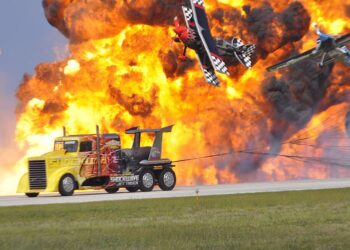 Νταλικέρης – κασκαντέρ σκοτώθηκε οδηγώντας έναν θηριώδη τράκτορα με 480χλμώρα (video)