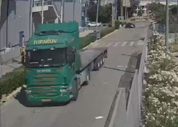 Φορτηγό έκλεψε την καρότσα στο Ρέντη και έγινε καπνός! (φωτό)