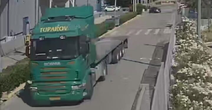 Φορτηγό έκλεψε την καρότσα στο Ρέντη και έγινε καπνός! (φωτό)