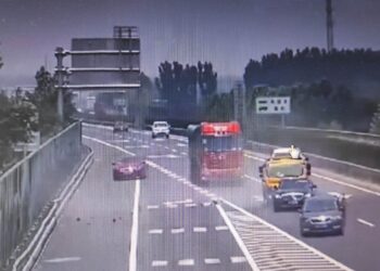 Απίστευτο! Οδηγός ΙΧ πηγαίνει με όπισθεν, στην αριστερή λωρίδα και γίνεται το μοιραίο (video)