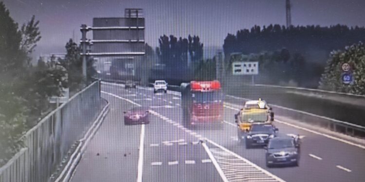 Απίστευτο! Οδηγός ΙΧ πηγαίνει με όπισθεν, στην αριστερή λωρίδα και γίνεται το μοιραίο (video)