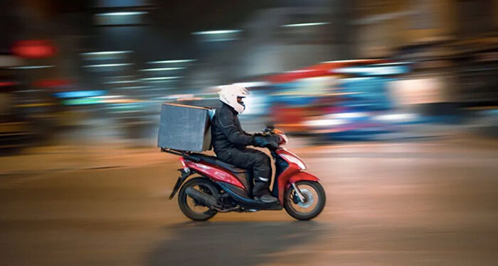 Καραμανλής για ντελιβεράδες: “Θα επανεξετάσουμε τον ΚΟΚ”