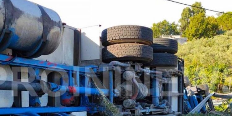 Ανατροπή νταλίκας στην παλιά Εθνική Καβάλας – Θεσσαλονίκης