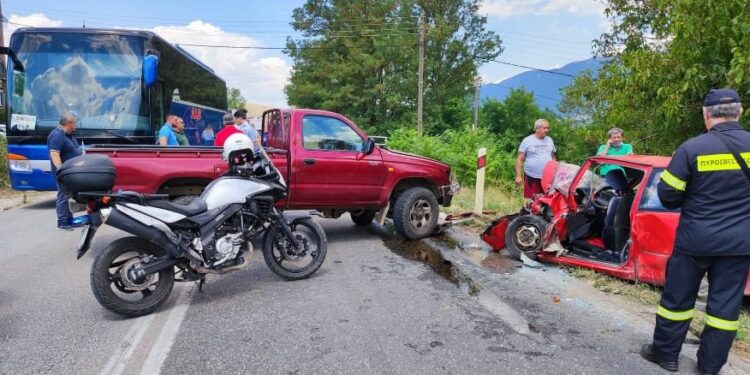 Τροχαίο δυστύχημα στα Ιωάννινα με ένα λεωφορείο και ΙΧ