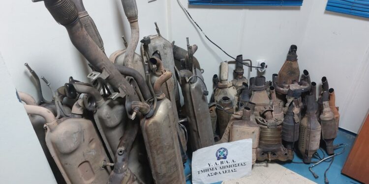 Συγκλονιστικό βίντεο με έφοδο αστυνομικών στην σπείρα που έκλεβε καταλύτες (+video)