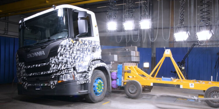 Αποκαλυπτικό: Crash test σε τράκτορα με δεξαμενή φυσικού αερίου (+video)