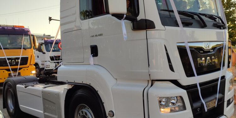 Εντυπωσιακός γάμος με νταλίκες στη Χαλκιδική (+video)