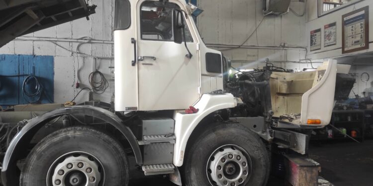 Ένα θρυλικό Volvo N12 για σέρβις στο συνεργείο “Η ΔΥΝΑΜΗ”