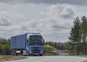 Η Volvo Trucks θα ξεκινήσει δοκιμές φορτηγών με κυψέλες καυσίμου σε πελάτες το 2025