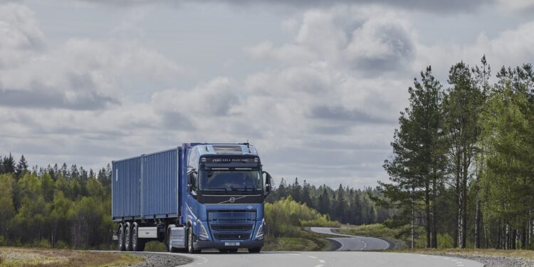 Η Volvo Trucks θα ξεκινήσει δοκιμές φορτηγών με κυψέλες καυσίμου σε πελάτες το 2025