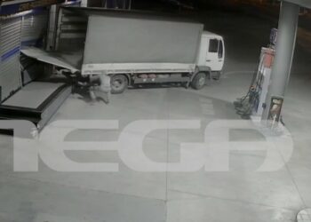 Θεσσαλονίκη: Μπούκαραν με φορτηγό σε βενζινάδικό για να το ληστέψουν