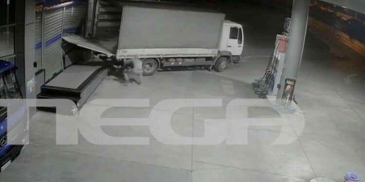 Θεσσαλονίκη: Μπούκαραν με φορτηγό σε βενζινάδικό για να το ληστέψουν